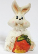 керамическая фигурка зайчик с морковкой, 10см арт. 13817  купить недорого